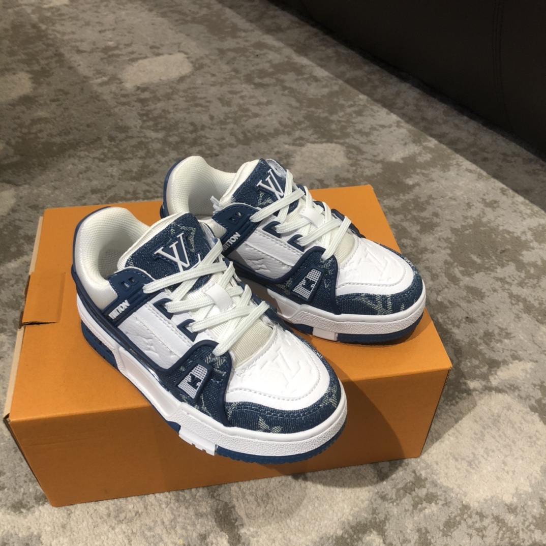 Children's shoes child